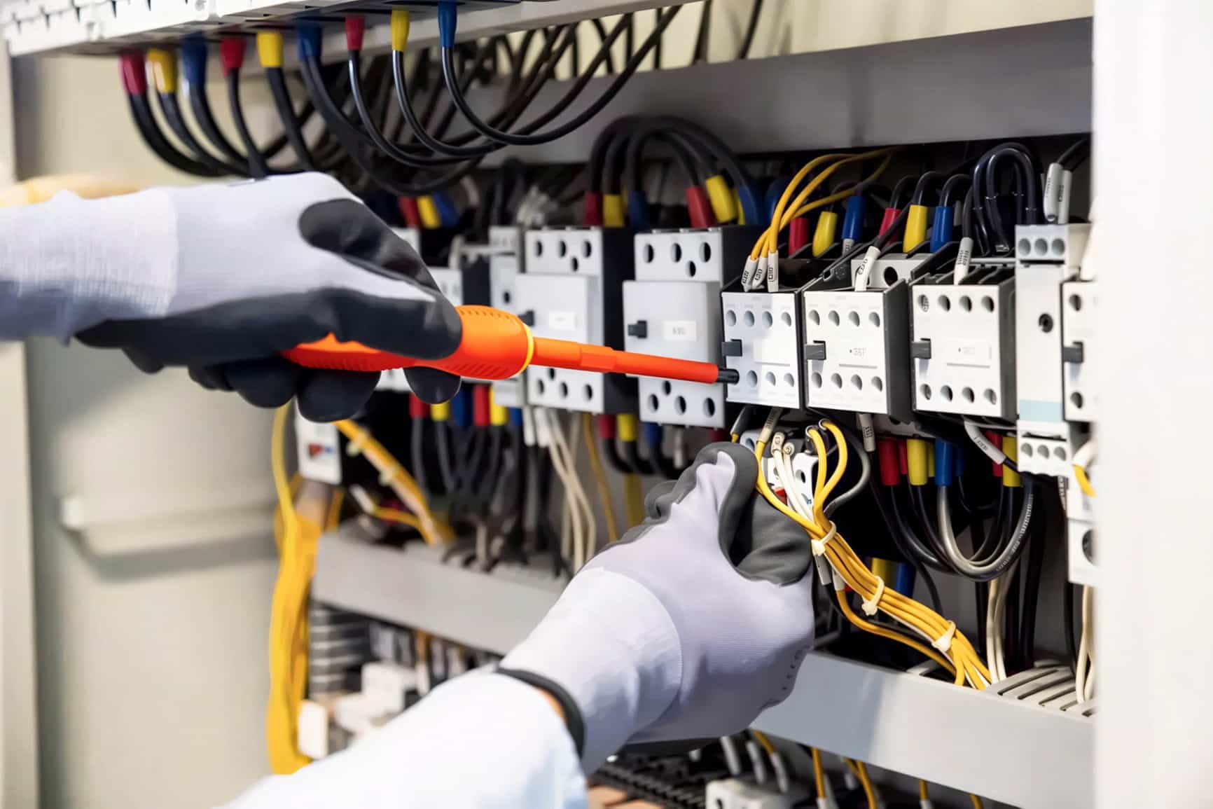 Électricien au Havre réalisant des travaux d’installation et de rénovation électriques